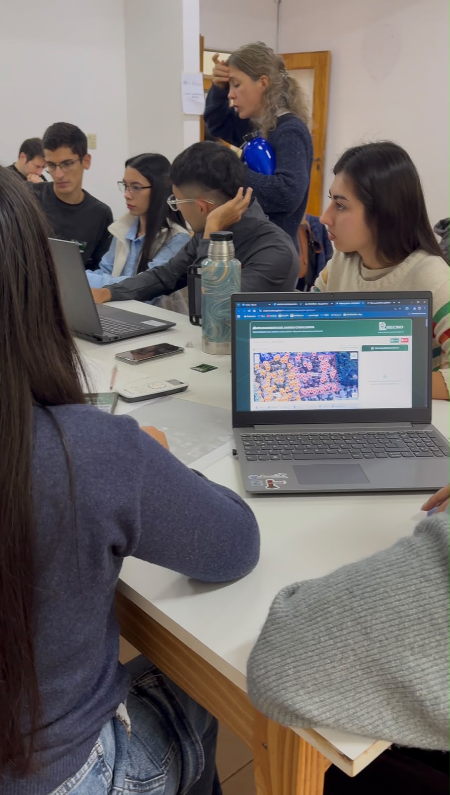 Equipo docente y estudiantes en relevamiento urbano